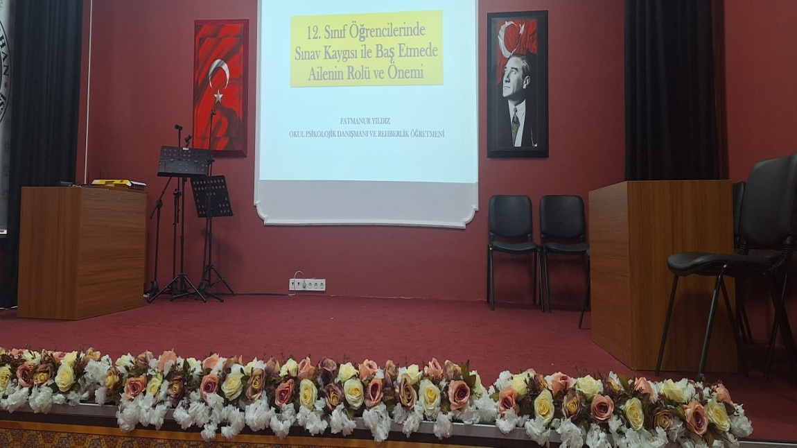 Okul Rehber Öğretmenimiz Fatmanur YILDIZ tarafından 12.sınıf öğrencilerine yönelik seminer düzenlendi